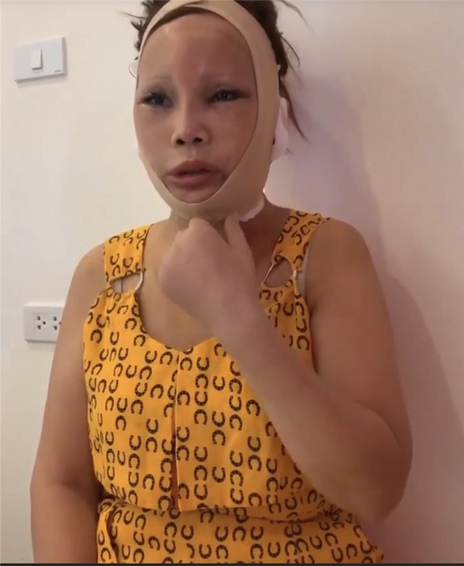 Hiện chưa rõ thực sự lý do cô dâu 62 tuổi Thu Sao phải nhập viện có đúng như người chồng trẻ chia sẻ hay không không? Bởi trước đây, từng có lần cặp đôi này lấy việc mang bầu nhưng sự thật hoàn toàn khác để "diễn" trên sóng livestream của mình.