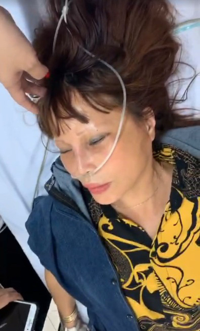 Theo như hình ảnh anh Hoa Cương chia sẻ, cô dâu Thu Sao nằm trong phòng cấp cứu của bệnh viện với gương mặt nhợt nhạt, tiều tụy, tay truyền nước còn chồng trẻ luôn túc trực bên cạnh để chăm sóc.