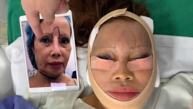 Bên cạnh việc thu hút bằng những đoạn livestream nói chuyện với bạn bè, cô dâu 62 tuổi và chồng còn không ít lần tình tứ trên MXH ở mức độ "hơi quá" khiến dân tình phải vào góp ý.