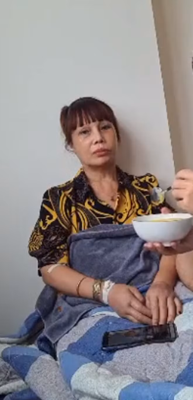 Cũng trong video chia sẻ này, anh Hoa Cương cho biết nguyên nhân vợ bị sốc nhập viện là do xem được một số kênh Youtube nói về vợ chồng chị với những nội dung xúc phạm danh dự, nhân phẩm.