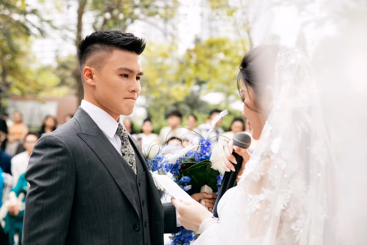 Sau ngày vui tại quê nhà, cặp đôi Quang Hải - Chu Thanh Huyền tiếp tục tổ chức đám cưới ở một khách sạn nổi tiếng tại Hà Nội. Cuối cùng, sau bao ngày chờ đợi, fan của nam cầu thủ đã chứng kiến trọn vẹn khoảnh khắc Quang Hải rước nàng về dinh.