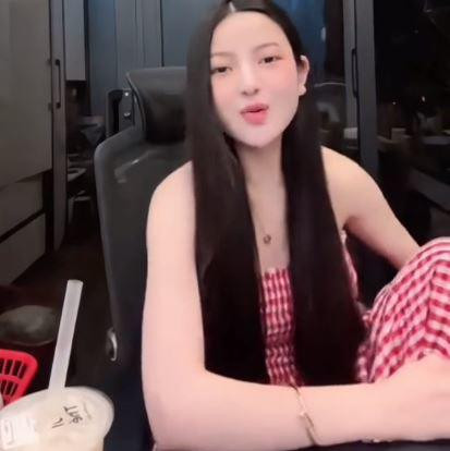 Chu Thanh Huyền cũng khẳng định, với cá tính của Quang Hải, nếu những tin đồn là thật, anh sẽ không làm đám cưới với mình. "Thoải mái thôi chị em mình ạ. Chuyện cặp đại gia, làm sugarbaby, có con riêng, người ta đồn đầy ra, thôi kệ đi. Ai hiểu thì hiểu, ai không hiểu thì có giải thích họ cũng không chấp nhận. Trừ khi đó là sự thật thì mới phải sợ thôi mọi người nha. Em mà có một chồng, một con thì Hải không lấy đâu. Chồng em kĩ tính vô địch".