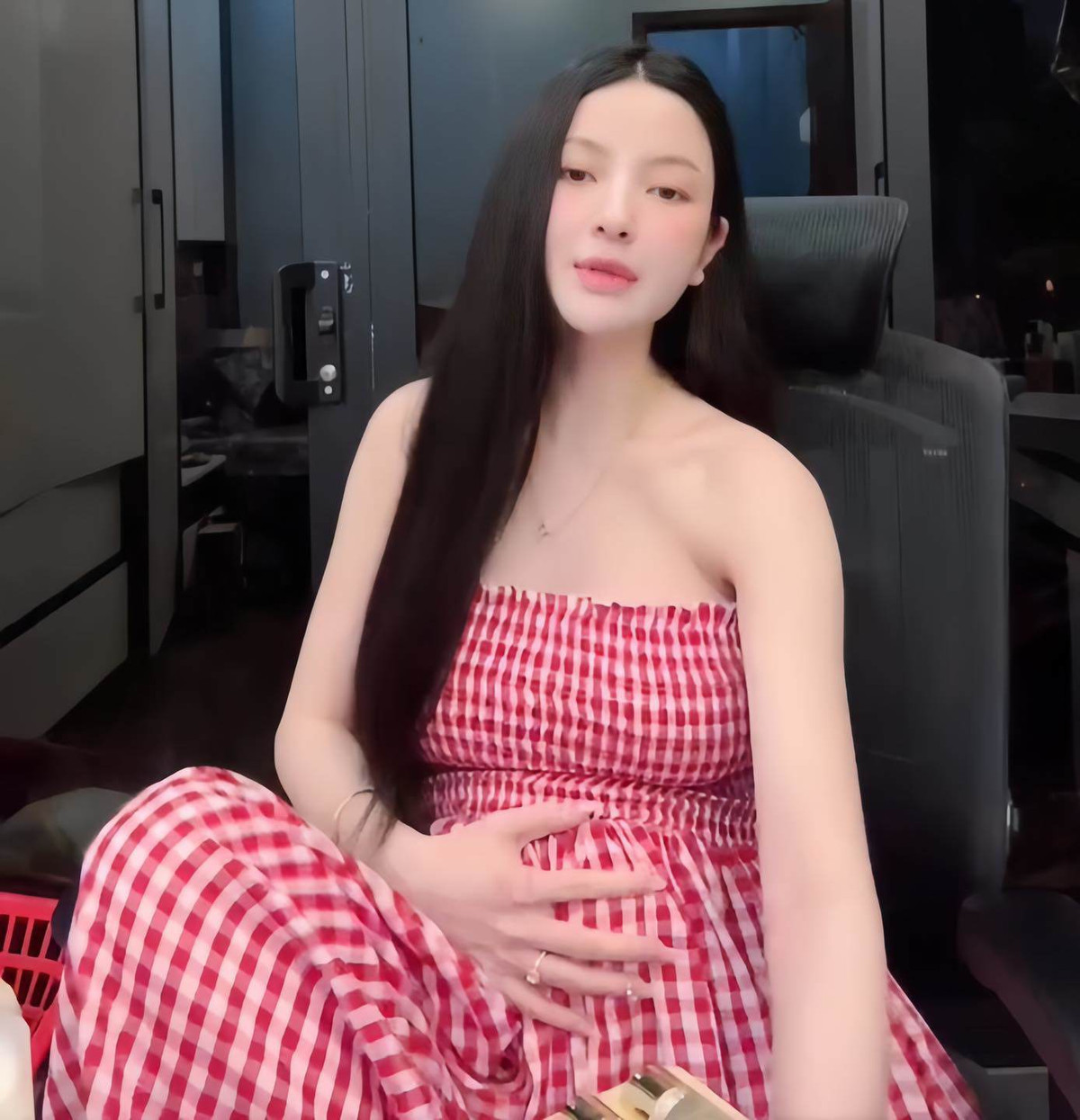 Ngay sau đám cưới, cợ Quang Hải đã tất bật quay lại với công việc livestream bán hàng online của mình. Trong buổi trò chuyện trực tiếp gần đây, khi được nhiều người hỏi về tin đồn có con riêng, một đời chồng trước khi cưới Quang Hải, Chu Thanh Huyền đã có màn đáp trả rất thẳng thắn.