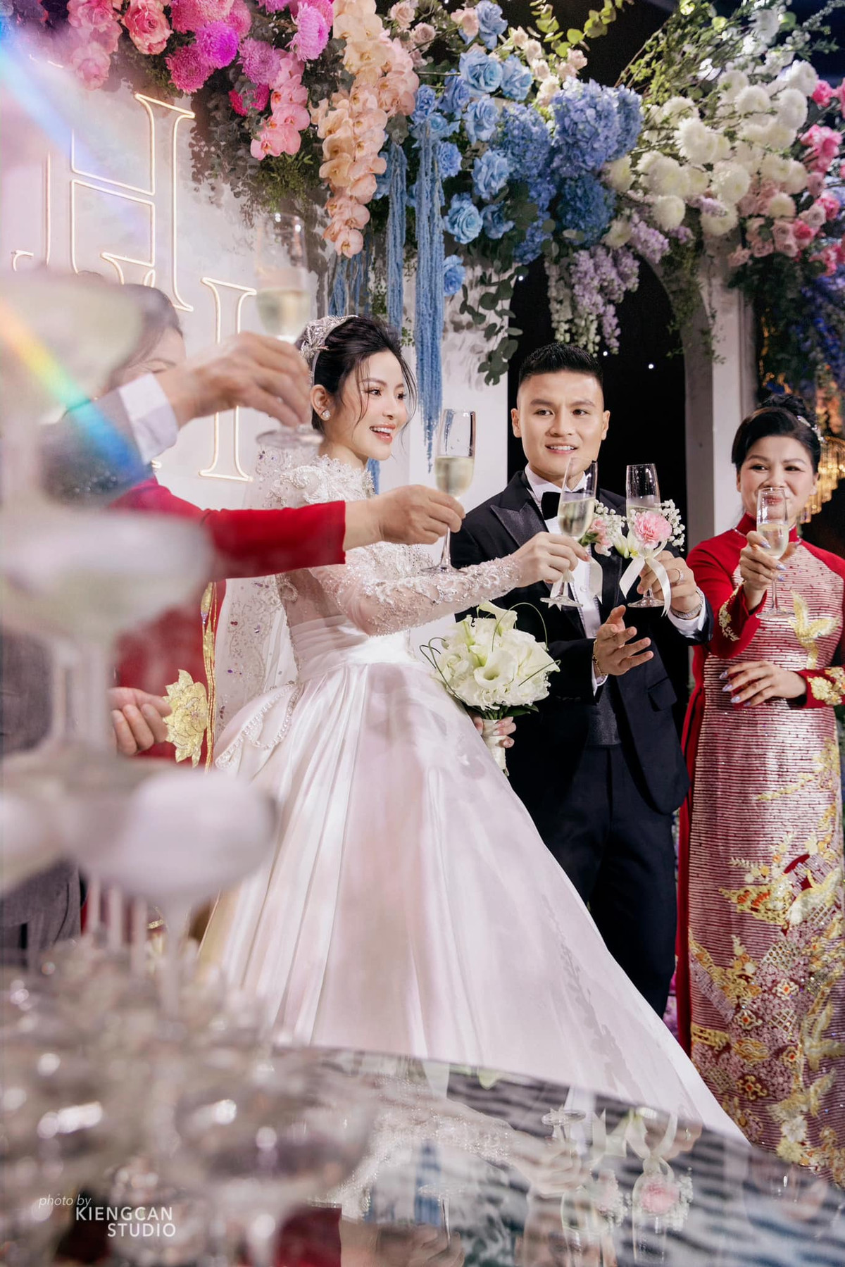 Sau 3 năm hẹn hò kín tiếng, cuối cùng cặp đôi cũng có cái kết viên mãn.