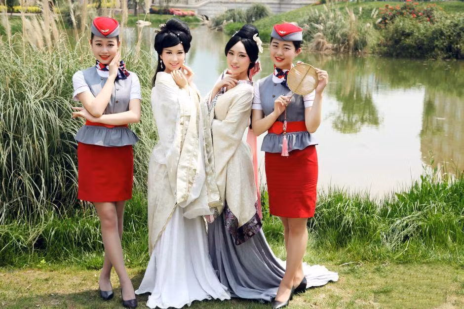 8 nữ sinh, có người mặc Hán phục, có người mặc đồng phục tiếp viên hàng không. Mỗi người lại sở hữu một nét đẹp riêng, hoặc thanh thuần khả ái, hoặc đoan trang ưu nhã, ai cũng khiến cho người xem bị thu hút.