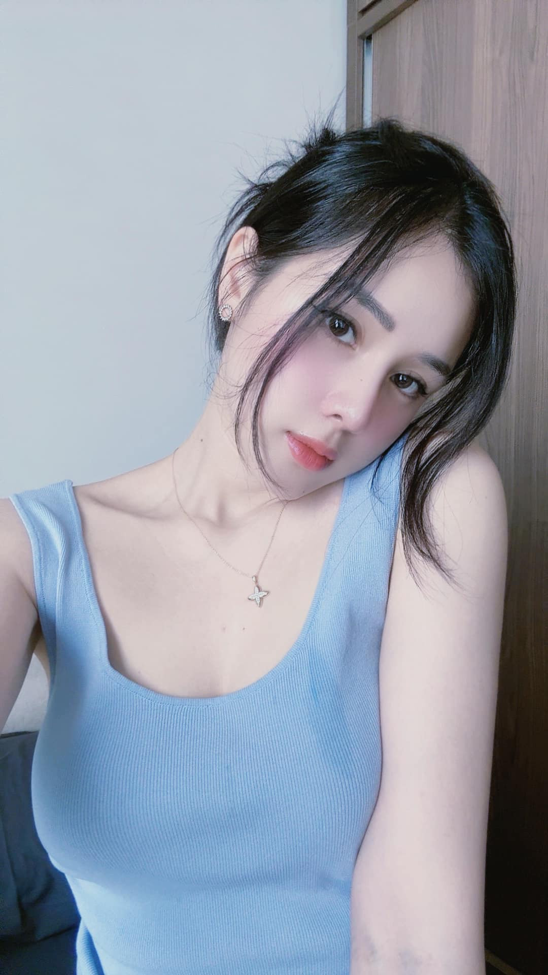 Sau khi chia tay trong không vui vào năm 2020, Huyền Trang từng đăng đàn ám chỉ mình đã chọn nhầm người. Hiện tại cô nàng đang là chủ 1 shop thời trang thiết kế.