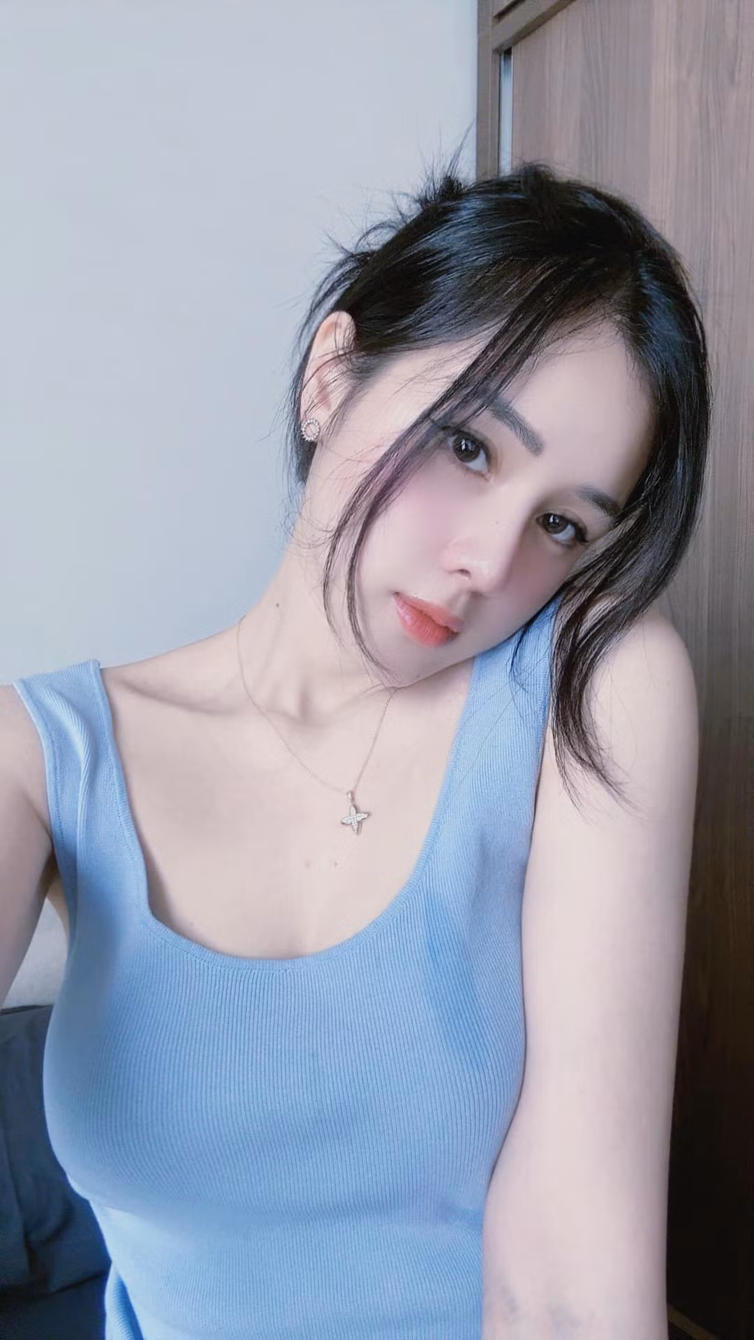 Sau khi chia tay trong không vui vào năm 2020, Huyền Trang từng đăng đàn ám chỉ mình đã chọn nhầm người. Hiện tại cô nàng đang là chủ 1 shop thời trang thiết kế.