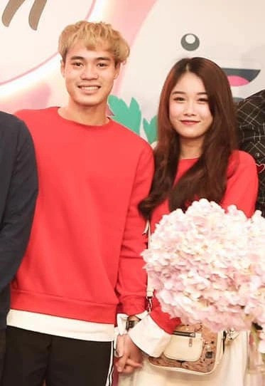 Khởi đầu là một fan nữ sở hữu ngoại hình xinh đẹp, Nhung Bum dần được đông đảo công chúng biết đến khi là người bạn gái đã đồng hành cùng tiền đạo Nguyễn Văn Toàn trong suốt 6 năm tuổi trẻ từ lứa U19 đến khi trở thành tuyển thủ Quốc gia nổi tiếng. Đến tháng 8 năm 2020, cả hai đã chính thức đường ai nấy đi