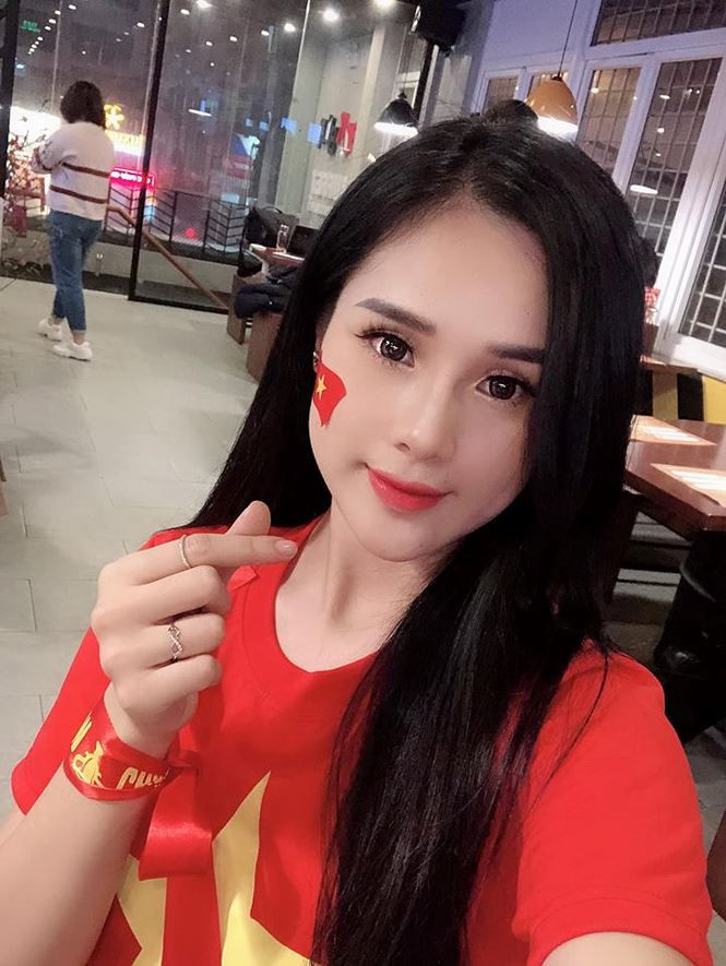 Bạn gái của nam cầu thủ Trọng Đại - Nguyễn Huyền Trang SN 1996, cô nàng từng là Á hoàng Trang sức.