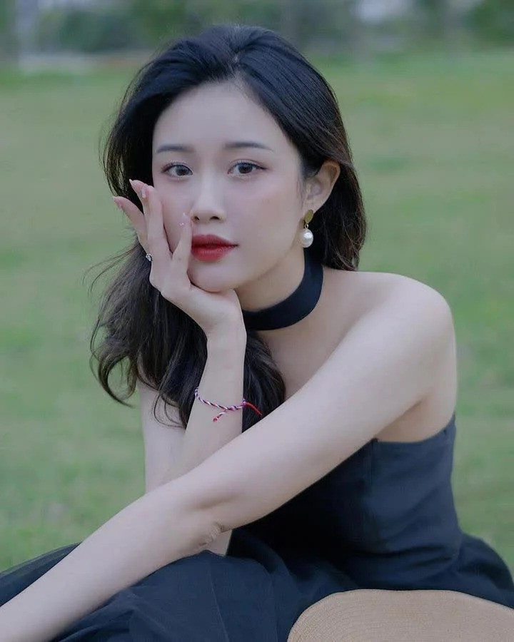 Sau chia tay, Văn Toàn và Nhung Bum vẫn giữ tình bạn. Không ít lần fan thấy Nhung Bum diện những thiết kế từ thương hiệu thời trang của Văn Toàn như một cách ủng hộ người bạn cũ và thể hiện tình bạn tốt đẹp của cả hai.