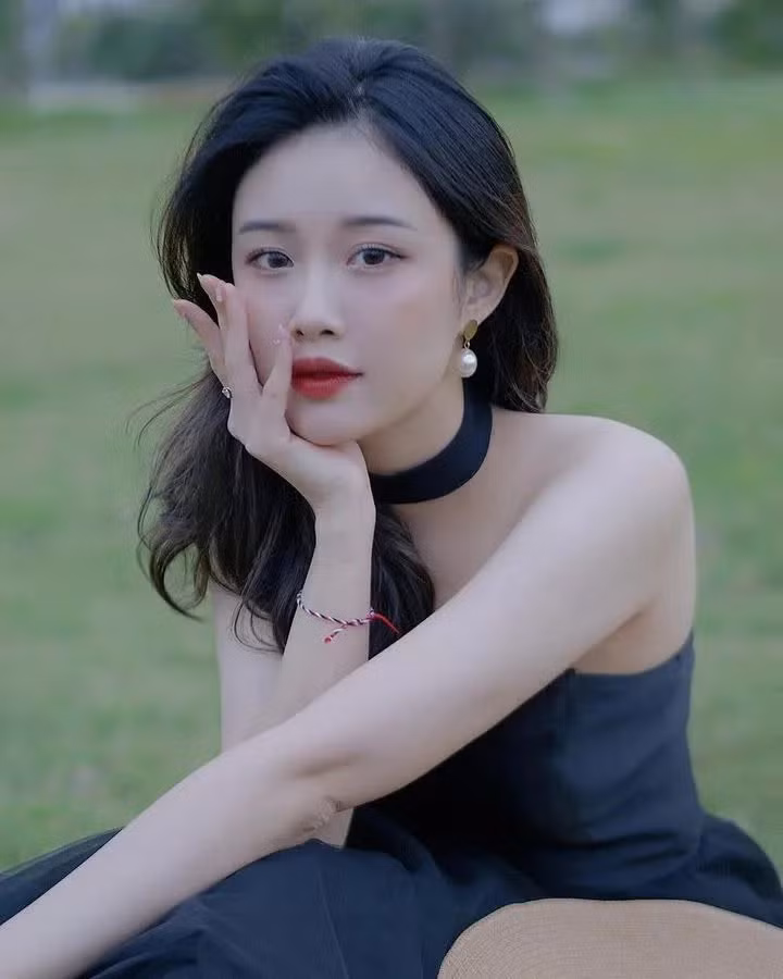 Sau chia tay, Văn Toàn và Nhung Bum vẫn giữ tình bạn. Không ít lần fan thấy Nhung Bum diện những thiết kế từ thương hiệu thời trang của Văn Toàn như một cách ủng hộ người bạn cũ và thể hiện tình bạn tốt đẹp của cả hai.