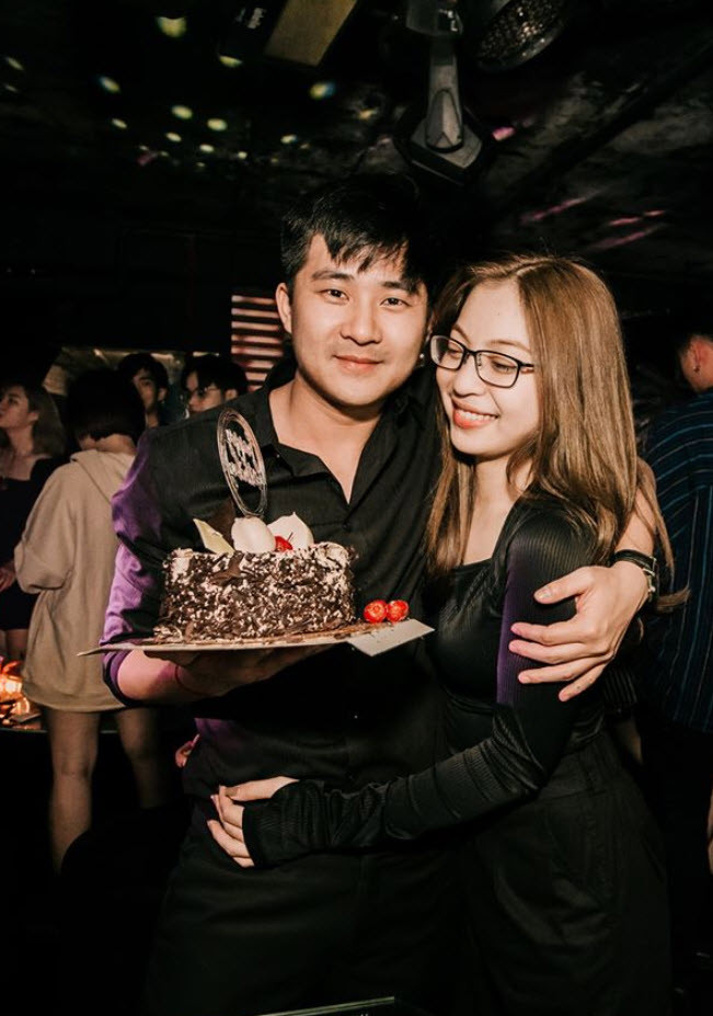 Mới đây, bạn gái cũ Quang Hải cũng chính thức có người yêu mới. Cô nàng lộ ảnh ôm ấp trong quán bar cùng với người yêu là doanh nhân Bắc Ninh, Hưng Harry.