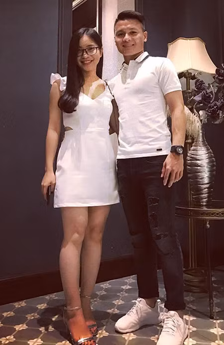 Sau nhiều năm yêu nhau, Quang Hải và Nhật Lê chính thức "đường ai nấy đi" vào tháng 9/2019 khiến nhiều người hâm mộ tiếc nuối. Sau khi chia tay, nam cầu thủ liên tục dính phải tin đồn cặp kè với các hot girl nổi tiếng nhưng anh chưa từng xác nhận.