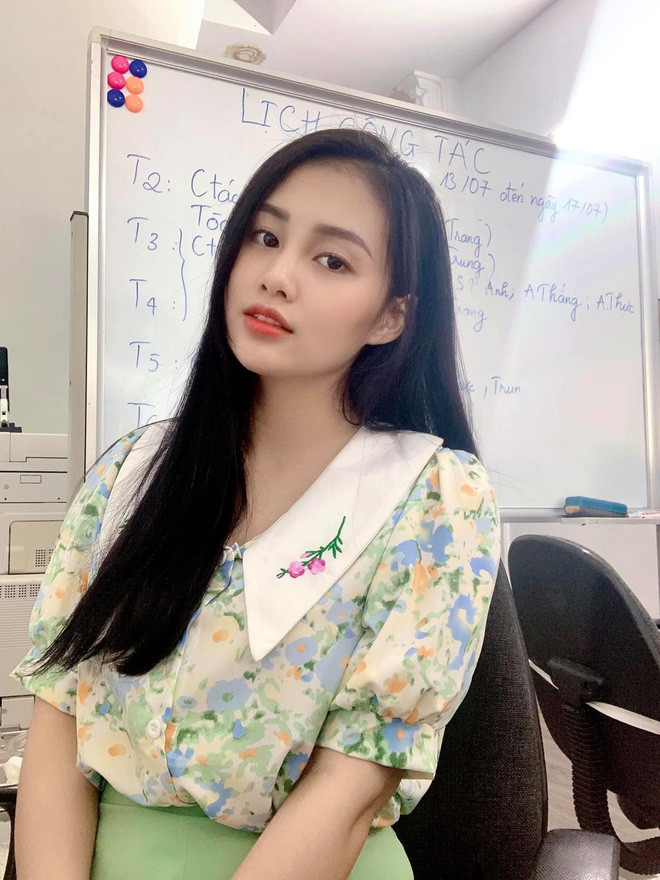 Không ít dân mạng cho rằng cô gái trong hình là cô giáo dạy Tiểu học, tranh thủ giờ giải lao để quay clip vui đùa cùng học trò của mình.