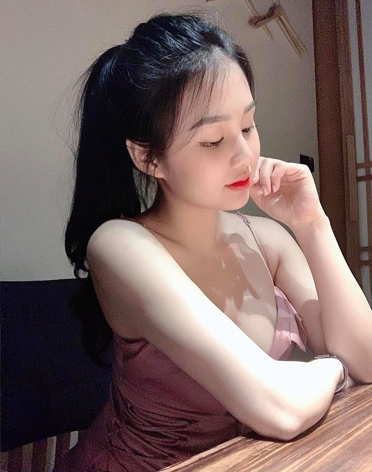 Cô gái trẻ này sở hữu mái tóc đen dài, gương mặt nhỏ với các đường nét khả ái.