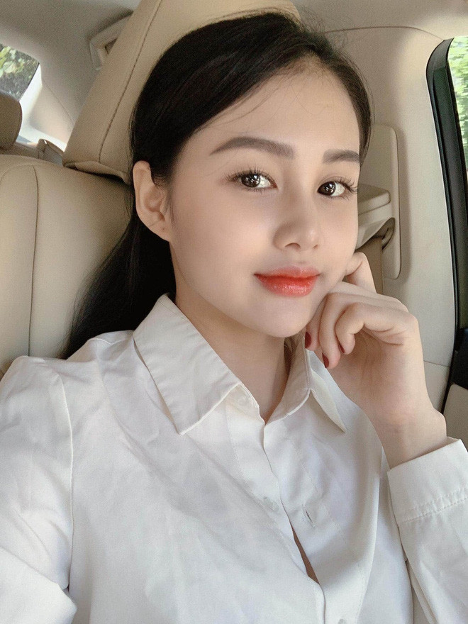 Tuy nhiên, chính cô giáo lên tiếng đính chính, cô nàng cho biết ngày hôm đó cô trông con cho sếp nên cùng bé quay clip vui, khung cảnh xung quanh cũng là văn phòng công ty.