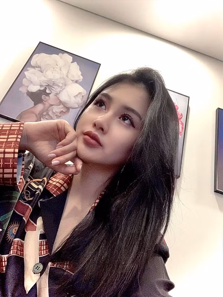 Ngoại hình xinh đẹp, quyến rũ của cô gái trẻ cũng đủ sức khiến T. nổi tiếng chỉ sau thời gian ngắn khi đoạn clip được lan truyền trên mạng.