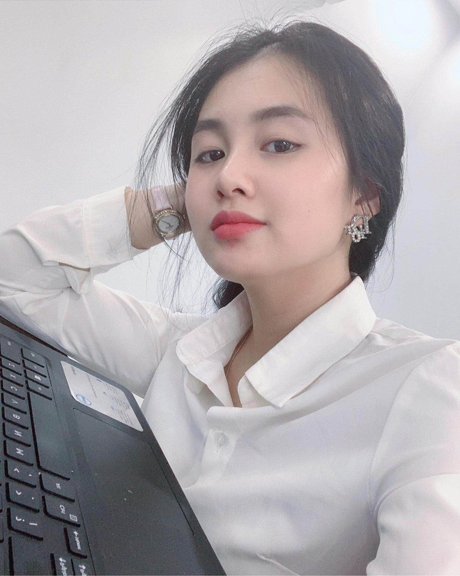 Được biết, cô gái xinh đẹp là tâm điểm chú ý có tên H.T, 23 tuổi, hiện đang sống và làm việc tại Hà Nội.