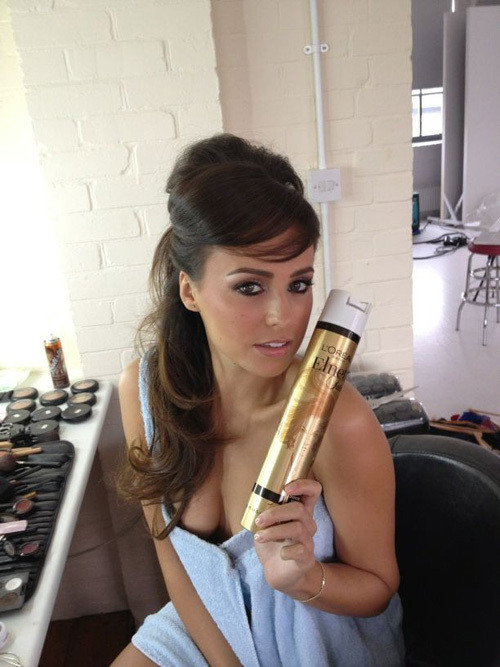 Cặp kè với cựu ngôi sao Arsenal chưa lâu, người mẫu Polly Parsons nhanh chóng trở thành một trong những siêu WAGs đình đám thế giới.