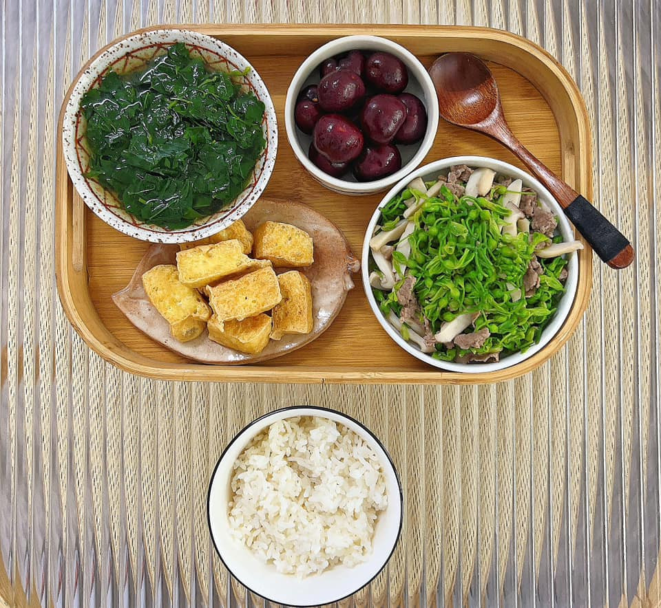 Nhiều người trong tháng đẻ thường chưa lấy lại được vị giác nhiều, anh chồng này rất chịu khó mày mò để mỗi ngày mang đến một món khác nhau.