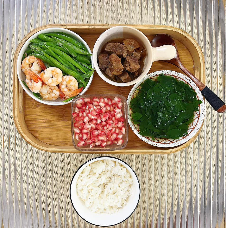 Bữa ăn đảm bảo đều có món thịt, món rau cung cấp đủ chất.