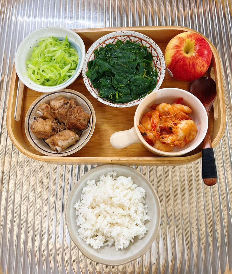 "Nếu như vì điều kiện không có các bà, các bác chăm sóc sau sinh thì rất mong các anh chồng hãy cố gắng quan tâm chăm sóc các chị em thật nhiều thời gian cữ này nhé, thời kì nhạy cảm để những nóc nhà được cảm động chứ không thể cảm lạnh" - Chủ tus cũng gửi lời nhắn gửi đến các anh chồng đang có vợ ở cữ.