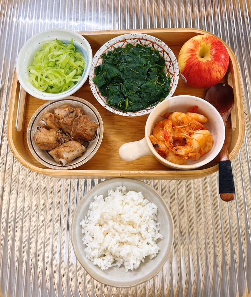 "Nếu như vì điều kiện không có các bà, các bác chăm sóc sau sinh thì rất mong các anh chồng hãy cố gắng quan tâm chăm sóc các chị em thật nhiều thời gian cữ này nhé, thời kì nhạy cảm để những nóc nhà được cảm động chứ không thể cảm lạnh" - Chủ tus cũng gửi lời nhắn gửi đến các anh chồng đang có vợ ở cữ.