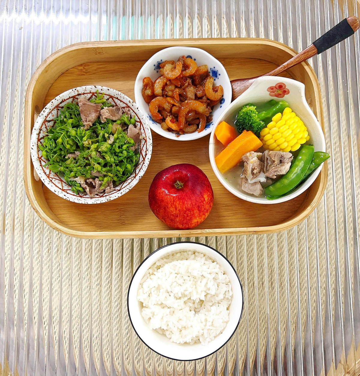 Nhiều người thường nói "lấy chồng như một canh bạc", nếu may mắn thì sẽ gặp được người biết yêu thương, quan tâm săn sóc, cuộc sống viên mãn. Thế nhưng không phải ai cũng gặp được may mắn đó, còn nhiều yếu tố từ cuộc sống tác động. Chính vậy khi câu chuyện về những mâm cơm cữ của chồng nấu được đăng lên đã khiến rất nhiều chị em ngưỡng mộ.