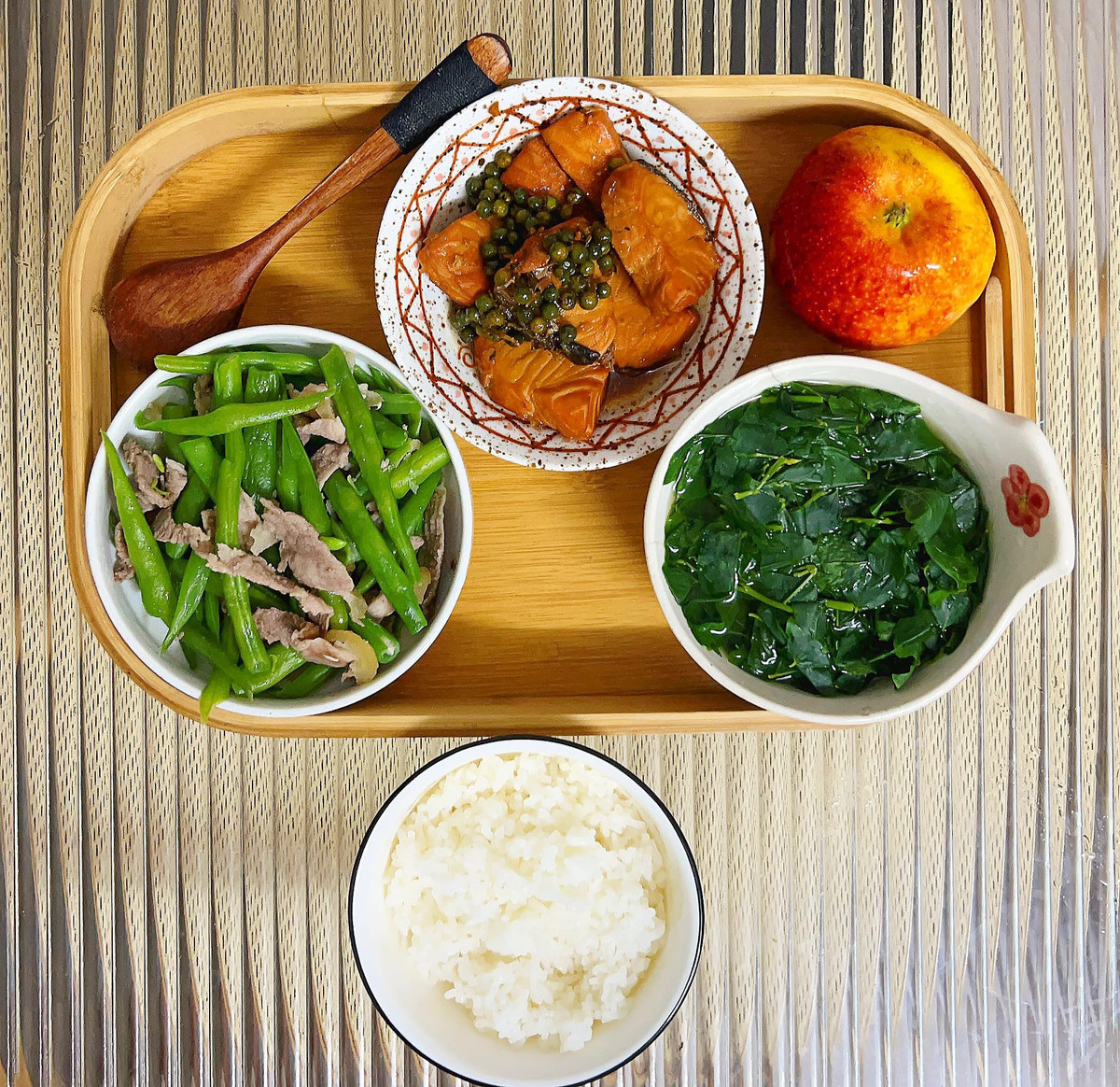 "Mình có 8 năm với hai lần cơm cữ, với mình đấy là hai kỉ niệm đáng nhớ trong cuộc đời. Không chỉ là những bữa ăn mà là cả sự quan tâm, chăm sóc từ chồng và lần hai thì có thêm cô con gái tám tuổi của mình" - Chia sẻ từ chủ bài đăng.