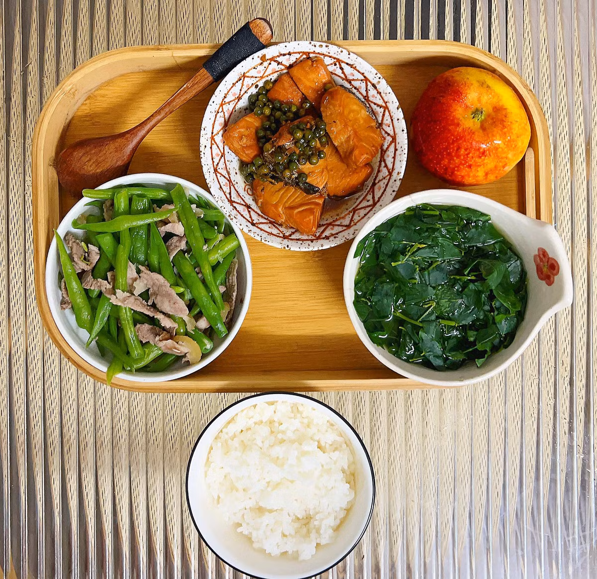 "Mình có 8 năm với hai lần cơm cữ, với mình đấy là hai kỉ niệm đáng nhớ trong cuộc đời. Không chỉ là những bữa ăn mà là cả sự quan tâm, chăm sóc từ chồng và lần hai thì có thêm cô con gái tám tuổi của mình" - Chia sẻ từ chủ bài đăng.