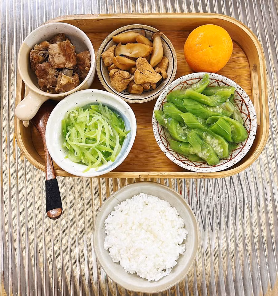 "Câu hỏi quen thuộc mỗi sáng chồng mình hay hỏi : hôm nay em muốn ăn món gì? Có muốn đổi món gì không để a mua? Món gì biết làm thì chồng mình chế biến sẵn để trưa con gái ở nhà chỉ cần cắm cơm, luộc rau và hâm nóng lại là xong. Món gì không biết chế biến thì search google, search thấy khó quá thì sơ chế sạch sẽ để sẵn hộp sau đấy cất tủ, tới giờ cơm chị lại trông em cho mẹ nấu. Cũng thật may là hồi năm ngoái mình ở cữ là mùa hè, con gái nghỉ học phụ mẹ chăm em, chăm mẹ được rất nhiều việc."