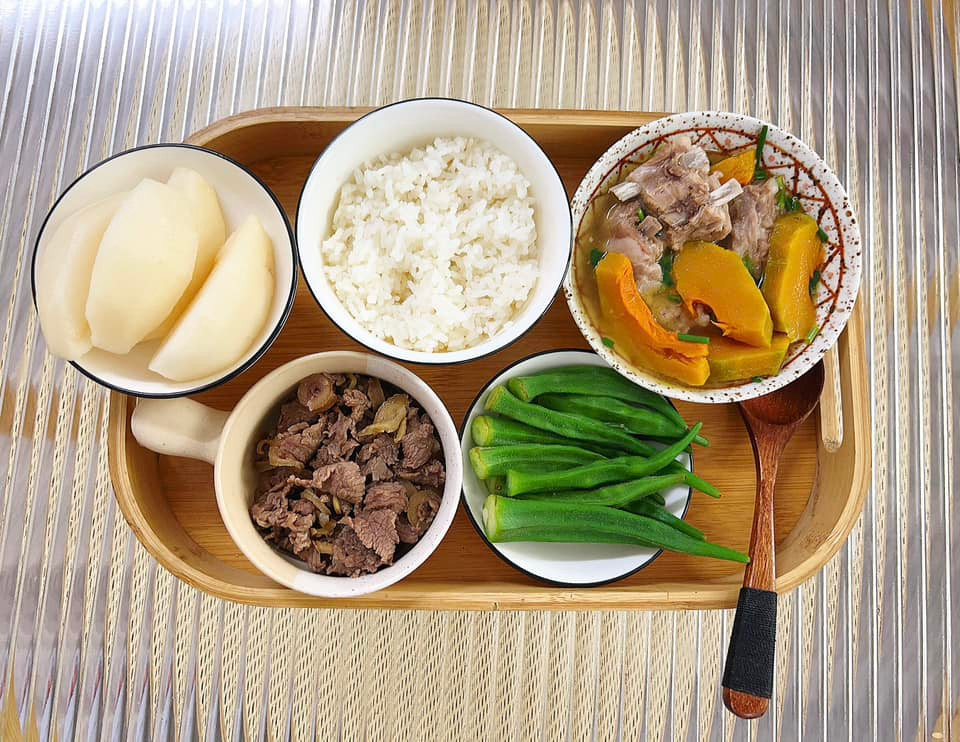 "Post về cơm cữ nên mình xin phép chúc riêng các chị em bầu có một thai kì khoẻ mạnh, chúc các chị em đang ở cữ luôn có tinh thần thoải mái, vui vẻ, lạc quan yêu đời bên các thiên thần đáng yêu và mạnh khoẻ."