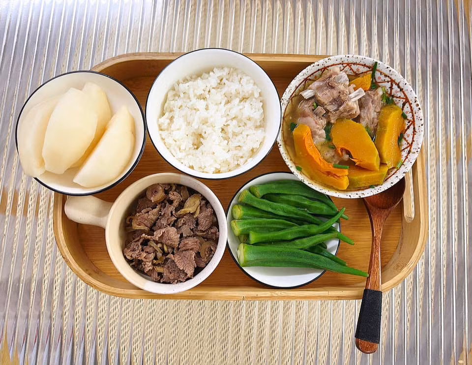 "Post về cơm cữ nên mình xin phép chúc riêng các chị em bầu có một thai kì khoẻ mạnh, chúc các chị em đang ở cữ luôn có tinh thần thoải mái, vui vẻ, lạc quan yêu đời bên các thiên thần đáng yêu và mạnh khoẻ."