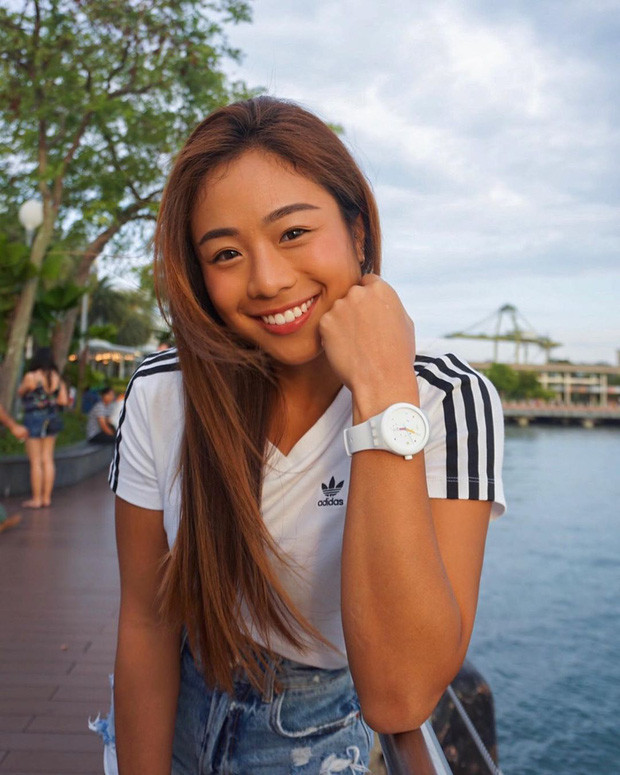 Bên cạnh nụ cười tươi toả nắng, cô nàng còn gây ấn tượng bởi nước da nâu khoẻ khoắn, thân hình cân đối và mái tóc dài mượt mà.