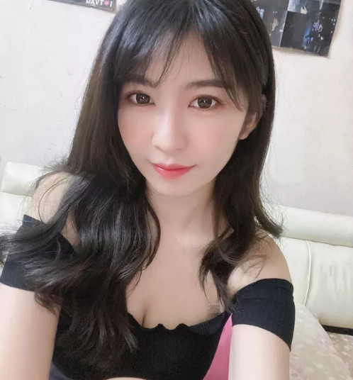 Hiện tại, nàng hot girl vẫn chưa đưa ra bất kỳ phản hồi nào về lớp học của mình, cô vẫn tiếp tục các công việc khác như bình thường diễn ra hàng ngày.
