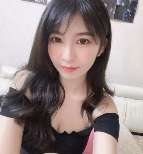 Hiện tại, nàng hot girl vẫn chưa đưa ra bất kỳ phản hồi nào về lớp học của mình, cô vẫn tiếp tục các công việc khác như bình thường diễn ra hàng ngày.