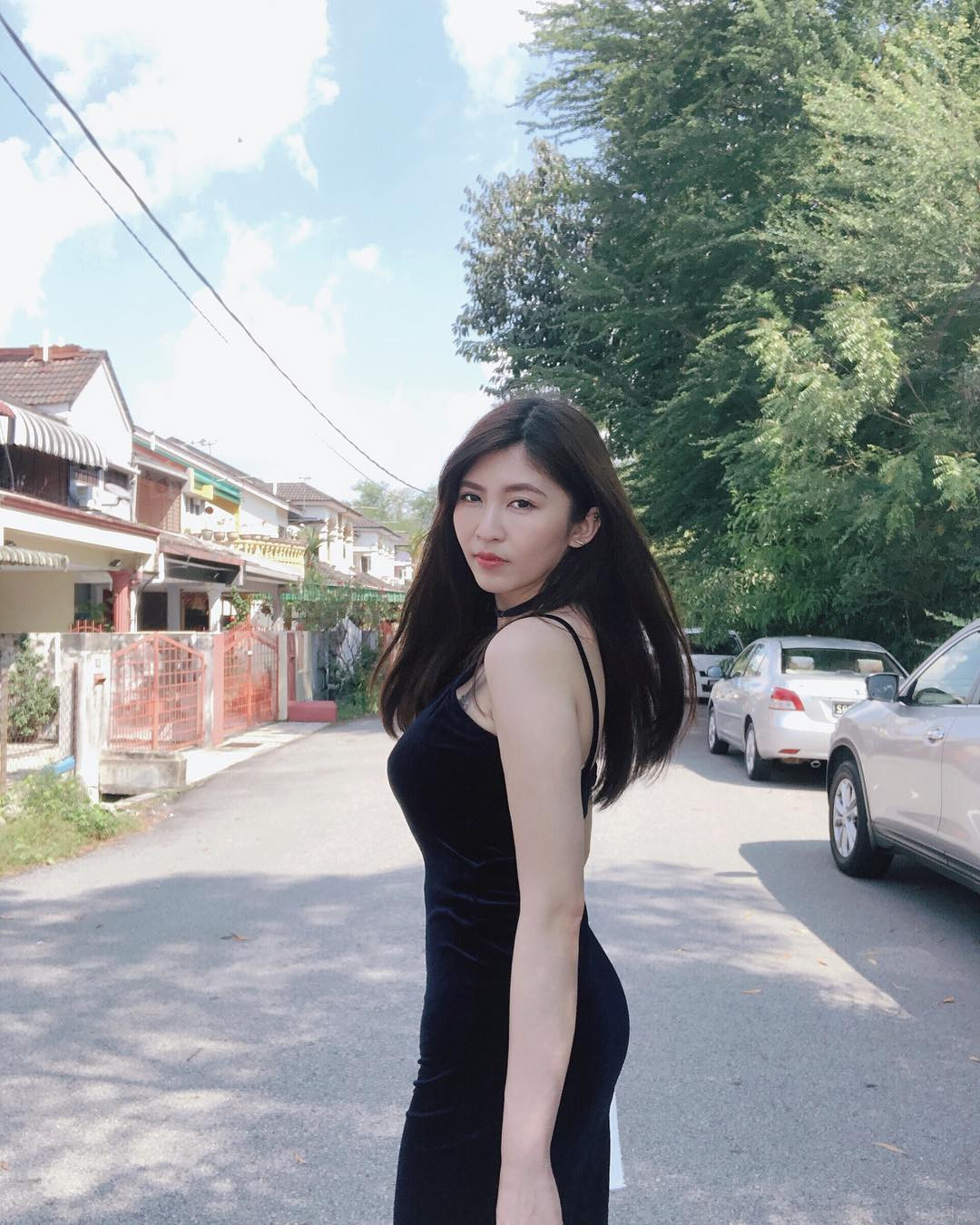 Đôi lúc Aiwei Hero cũng thay đổi không khí mở lớp dạy trực tuyến trên livestream cá nhân, đồng thời chia sẻ các sản phẩm ca hát của mình trên Youtube.