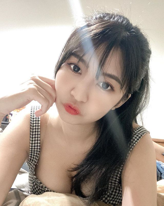 Aiwei Hero là hot girl nổi tiếng với nhan sắc mê hoặc lòng người nên thông báo tuyển sinh của cô nhanh chóng lan rộng ra cộng đồng.