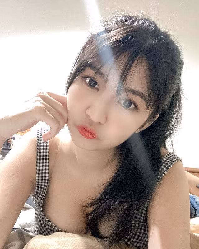 Aiwei Hero là hot girl nổi tiếng với nhan sắc mê hoặc lòng người nên thông báo tuyển sinh của cô nhanh chóng lan rộng ra cộng đồng.