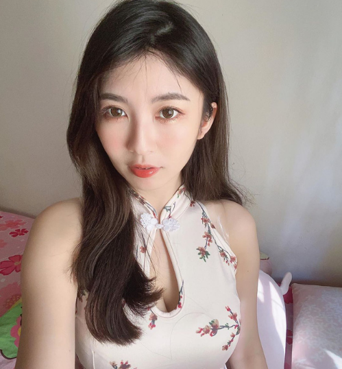 Tuy có gu ăn mặc khá kín đáo nhưng Aiwei Hero đôi lúc cũng diện những trang phục nửa kín nửa hở mỗi lần đăng tải hình ảnh lên trang cá nhân.