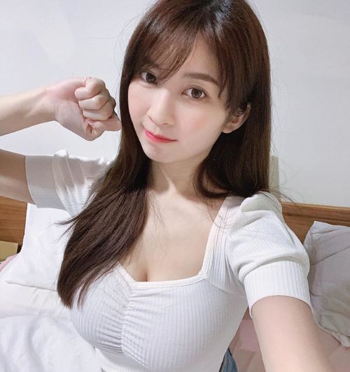 Điểm đáng chú ý thu hút fan đó chính là vòng một "khủng" của hot girl xứ Trung này.