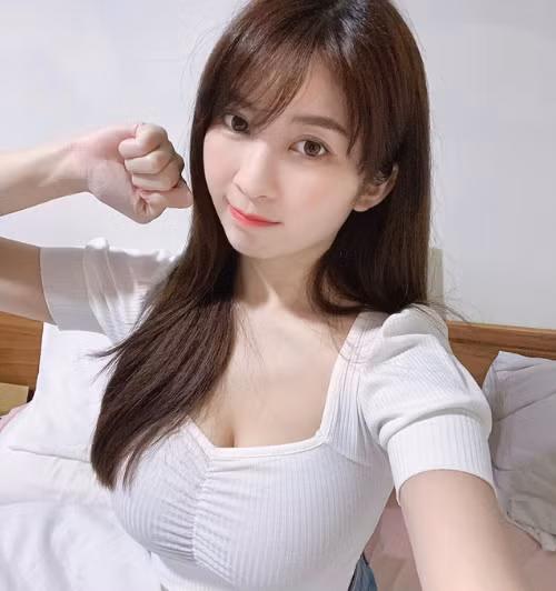 Điểm đáng chú ý thu hút fan đó chính là vòng một "khủng" của hot girl xứ Trung này.