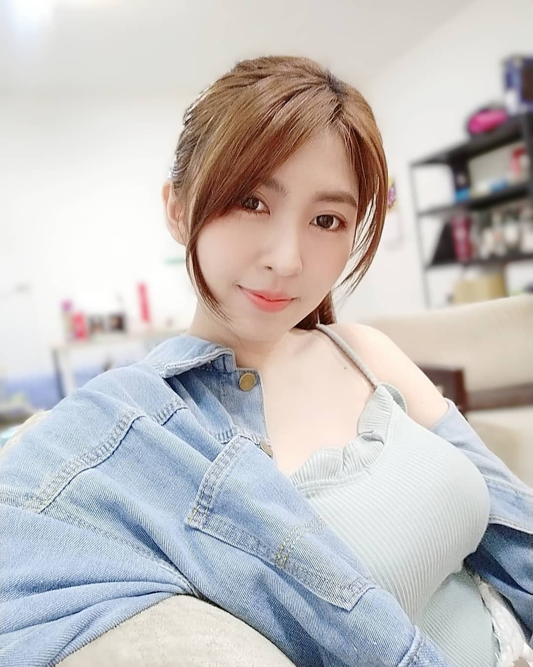 Ngoài giỏi chơi đàn, hot girl còn sở hữu giọng hát ngọt ngào đi vào lòng người. Đây chính là những lợi thế để lớp học của cô thu hút nhiều học sinh đến vậy.
