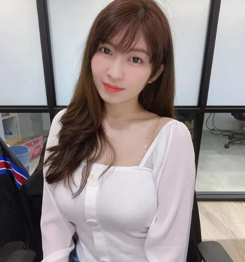 Nữ giáo viên không chỉ sở hữu gương mặt đẹp, mà thân hình của cô cũng cuốn hút nhiều người.