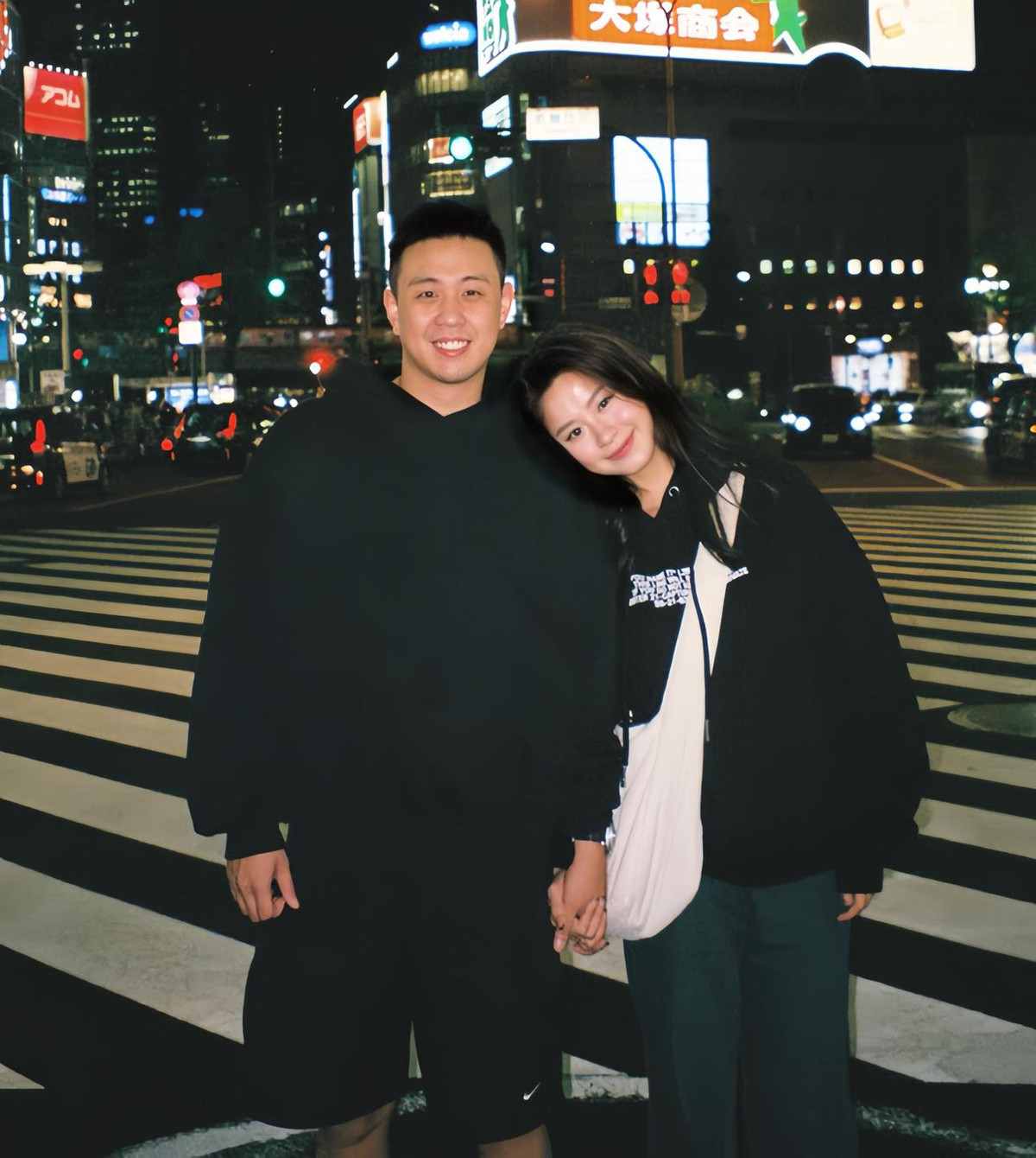 Chuyện tình của cặp đôi được công chúng đón nhận nhiều hơn, rất nhiều đã chúc phúc cho cả 2.