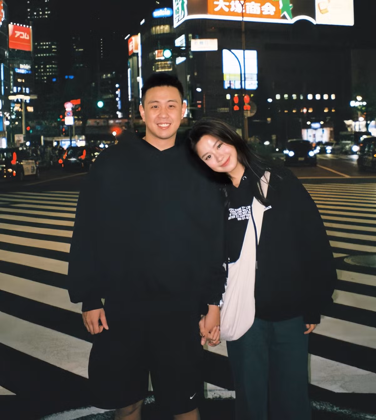 Chuyện tình của cặp đôi được công chúng đón nhận nhiều hơn, rất nhiều đã chúc phúc cho cả 2.