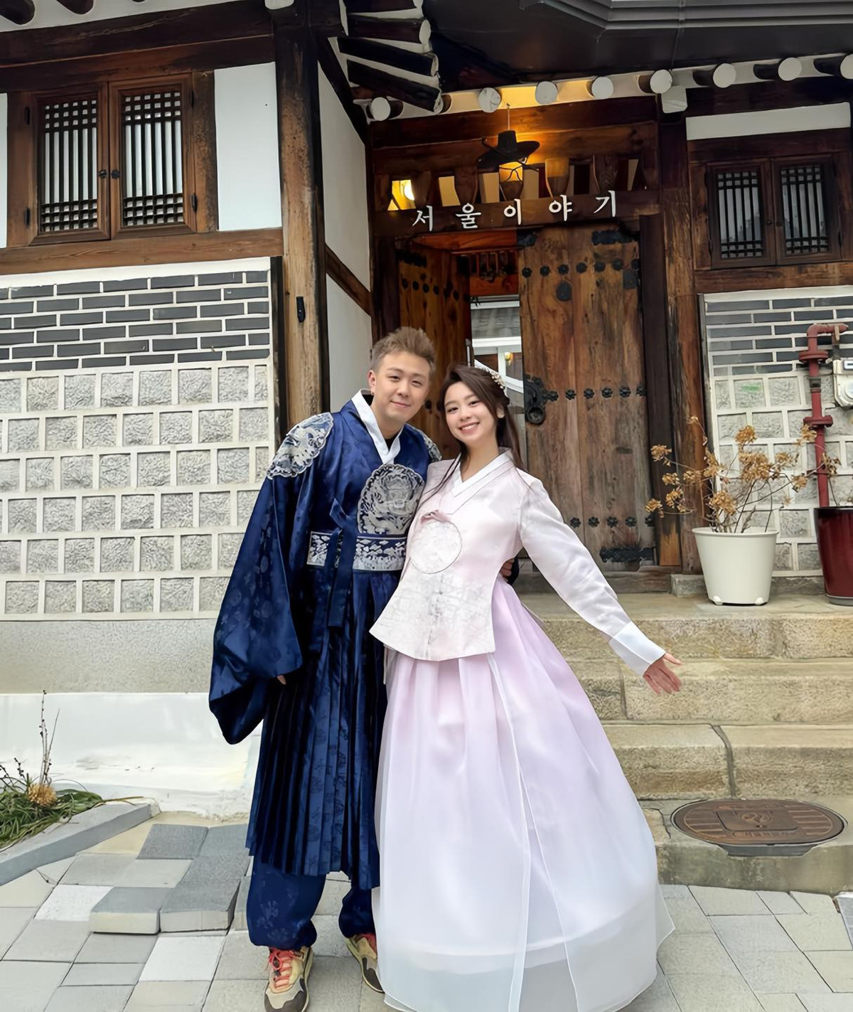 Hot girl bắt đầu cùng người yêu tham gia các sự kiện lớn, đăng bài quảng cáo cũng chọn lọc và có định hướng "sang - xịn -mịn" hơn trước rất nhiều.