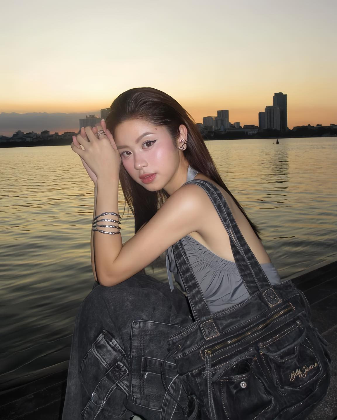 Không chỉ vậy, nhan sắc của nàng hot girl cũng khiến nhiều người nhận xét là ngày càng lên hương.