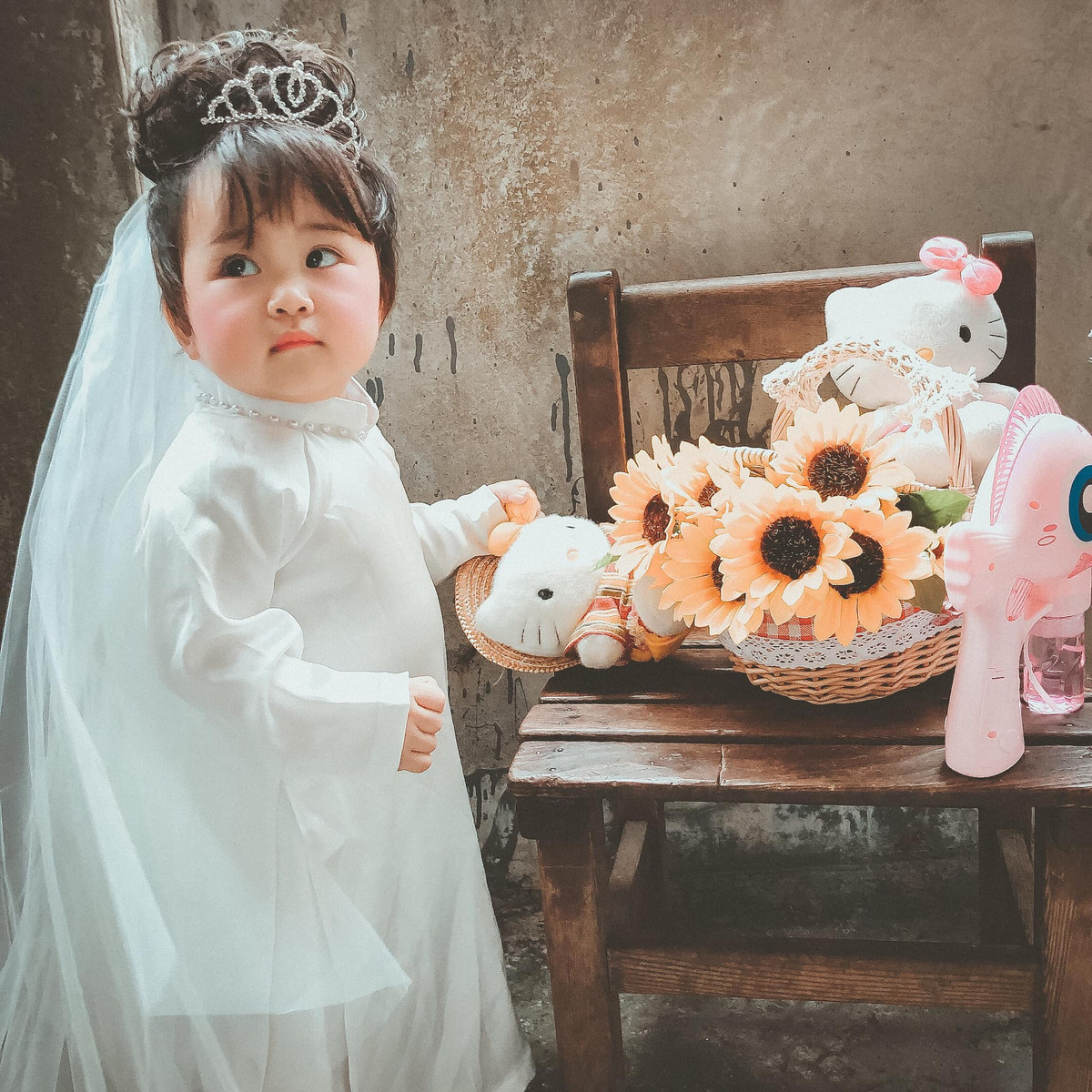 Con gái nhỏ luôn là những tiểu công chúa đáng yêu mà bất kỳ cha mẹ nào, ai ai cũng muốn lưu giữ từng khoảnh khắc đáng yêu của con khi còn nhỏ để làm kỷ niệm cho mai sau. Mới đây, bộ ảnh cosplay cô dâu của em bé 1 tuổi được chia sẻ trên mạng xã hội thu hút hàng nghìn lượt bình luận bởi sự đang yêu vô cực.