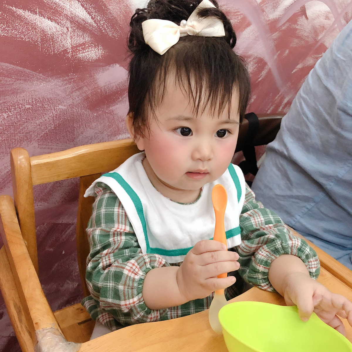 "Hôm đó ngủ dậy, tự nhiên nhìn ra chỗ ban công trước nhà, thấy có nét hơi cổ cổ. Sẵn có bộ áo dài do dì của bé đặt may ở Việt Nam rồi gửi qua có giá 200 nghìn, voan cài đầu mình mua từ trước đó, dự định sắp tới làm đám cưới ở Đài Loan thì cho con làm phù dâu. Trong nhà cũng có bộ tóc giả với cái vương miện đồ chơi của con, chạy xuống mượn thêm mẹ chồng chiếc ghế kê quạt" - mẹ của Dĩ Ninh chia sẻ về ý tưởng thực hiện bộ ảnh cô dâu.